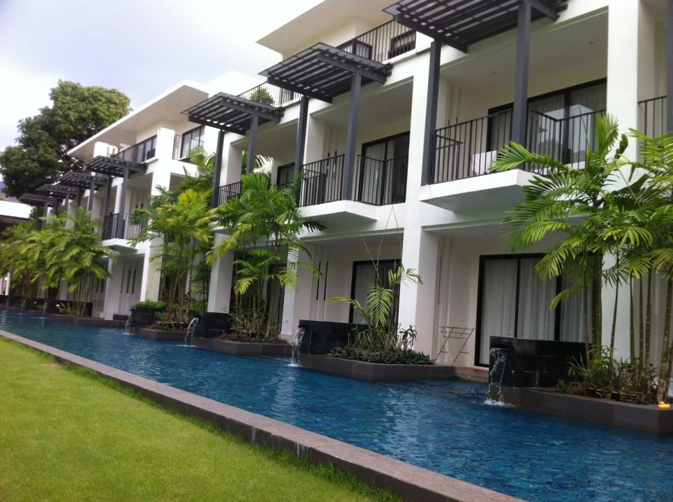 Pool entlang den Gebäuden Hotel The Chill Koh Chang