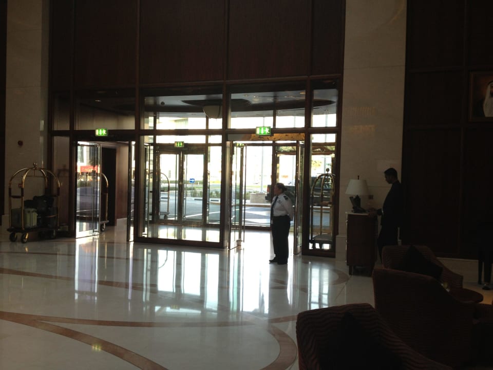 Eingang Crowne Plaza Jumeirah Dubai