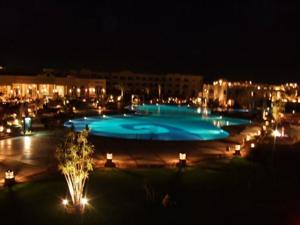 Anlage bei Nacht Regency Plaza Aqua Park & Spa