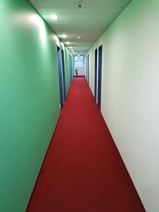 Gang zu den Zimmern B&B Hotel München-Airport