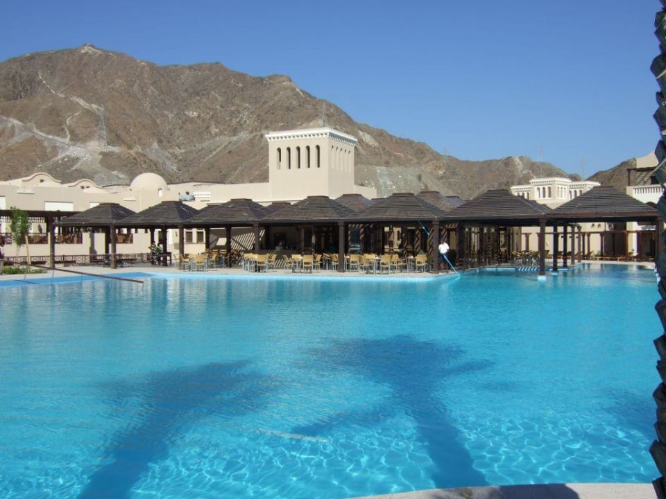 Pool mit Poolrestaurant Miramar Al Aqah Beach Resort