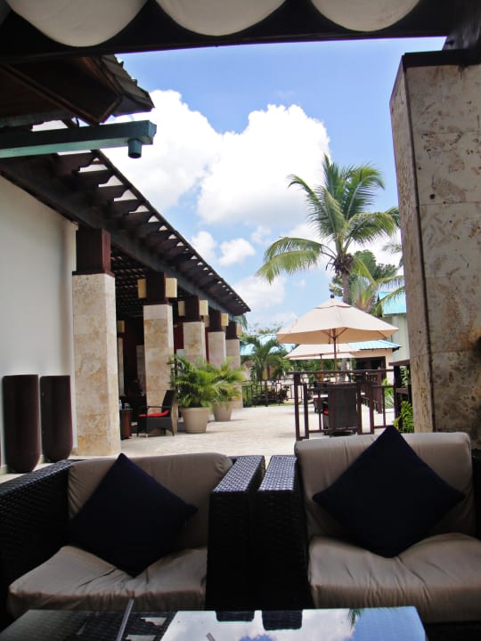 Sitzmöglichkeiten vor der Café-Bar Dreams La Romana Resort & Spa
