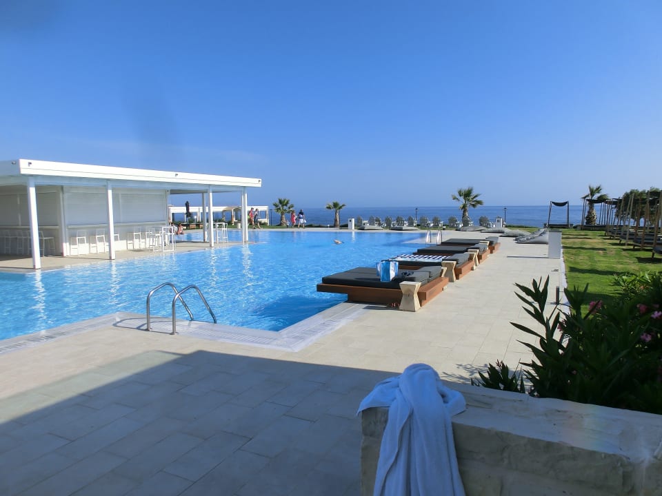 Die Poolbar war von 11.00 - 01.00 geöffnet TUI BLUE Insula Alba