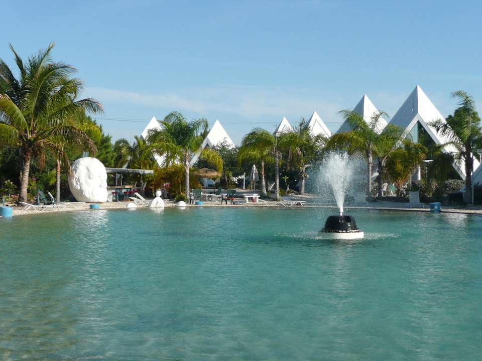 Blick vom Pool zu den Pyramiden Pyramids in Florida