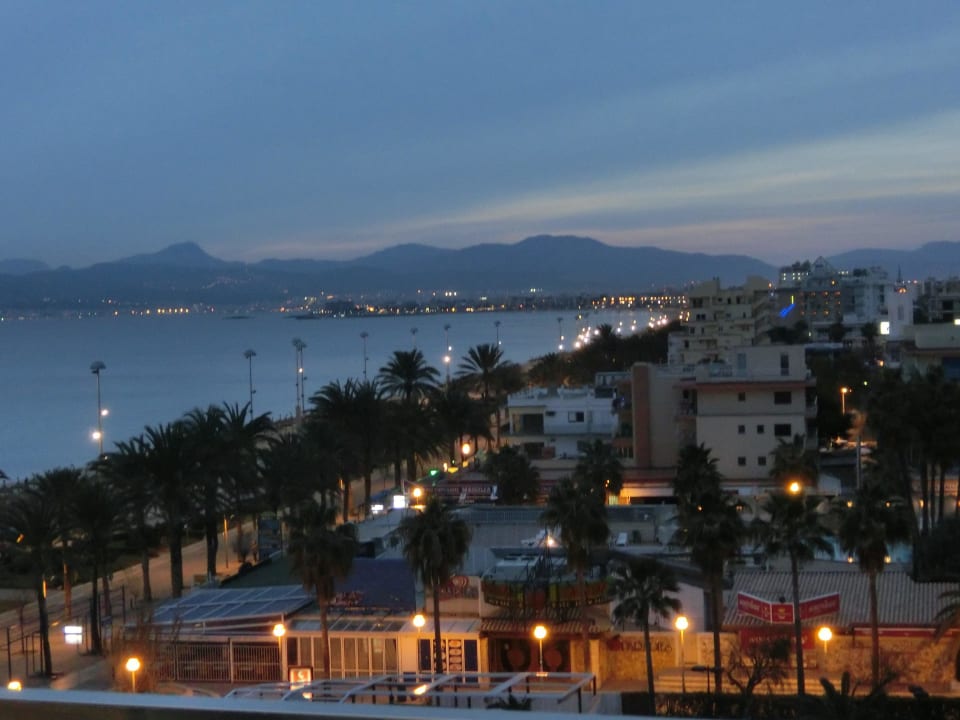 Blick aus Zimmer 510 am Abend Hotel Playa Golf