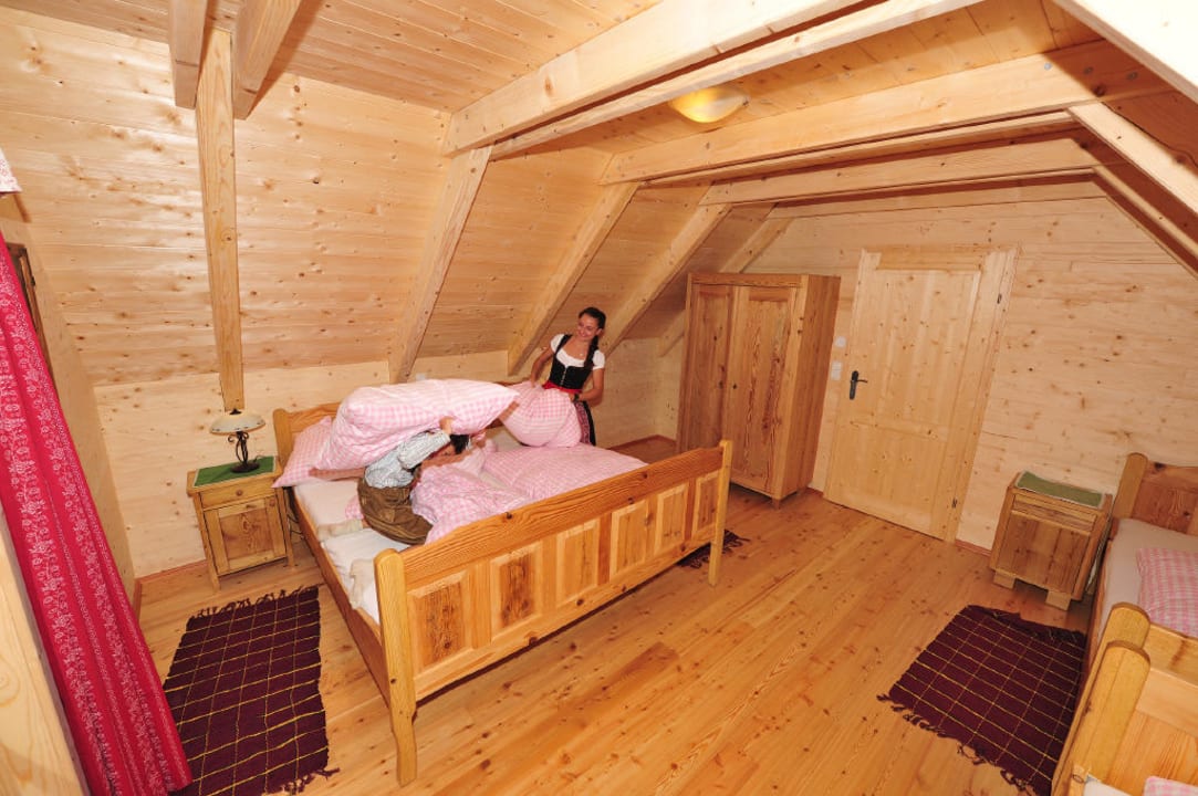 Schlafzimmer mit Altholzmöbel Holzmeisterhütte