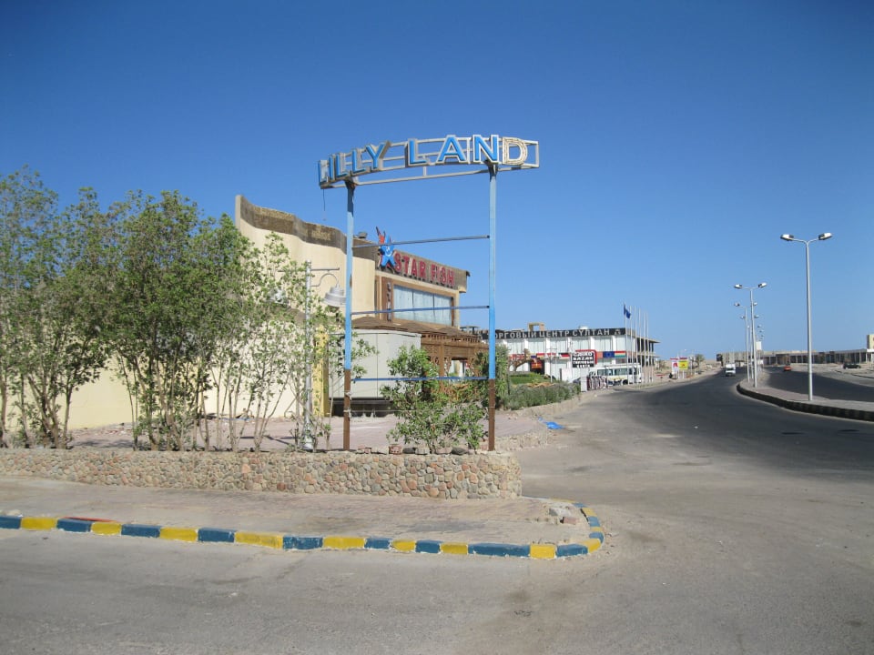 Straße vorm Hotel Mirage Bay Resort & Aqua Park