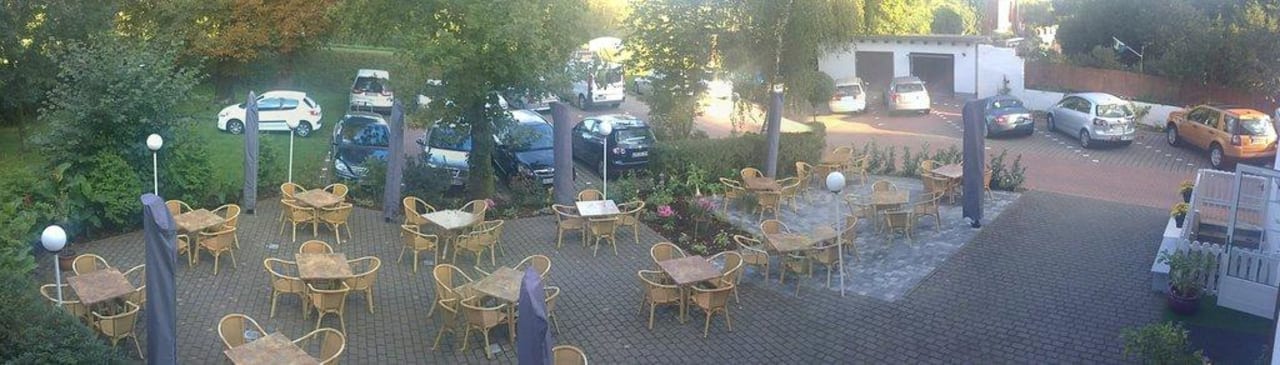 Blick auf den Biergarten Hotel ElbRivera Alt Prester