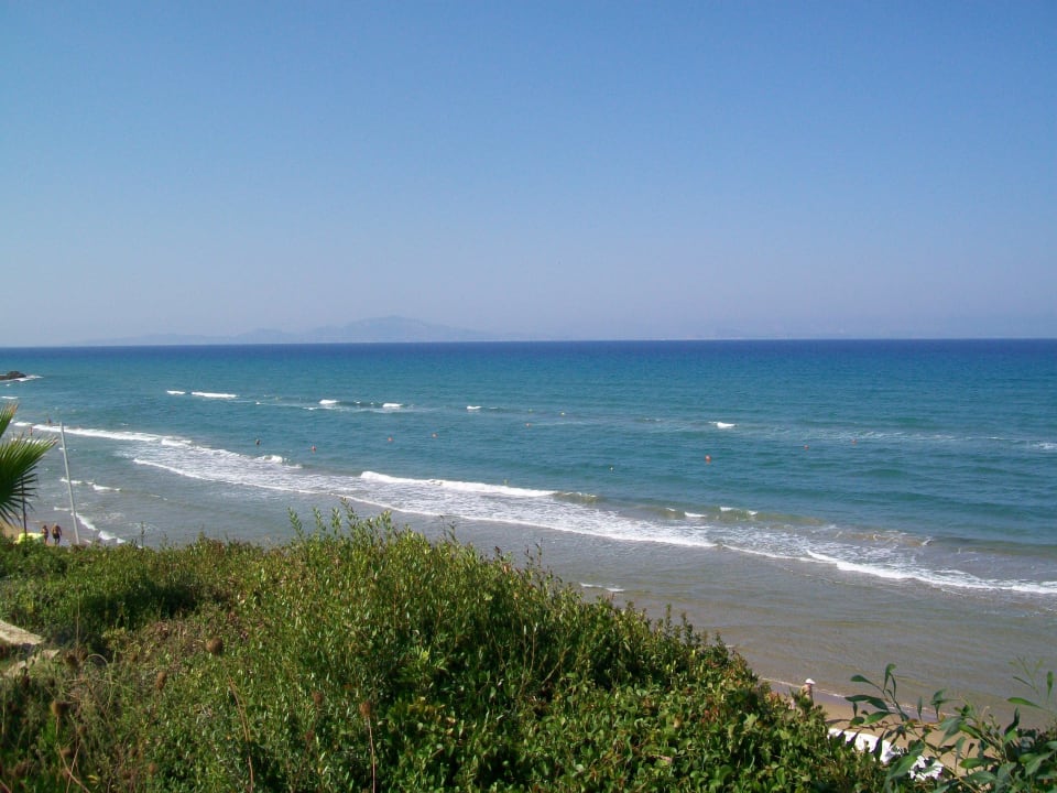 Ins Meer flachabfallender Sandstrand Grecotel La Riviera at Riviera Olympia & Aqua Park