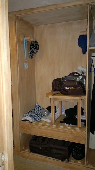 Wo hin mit den Koffer, Kleider, Schuhe, 3 Personen Mahdia Beach & Aquapark