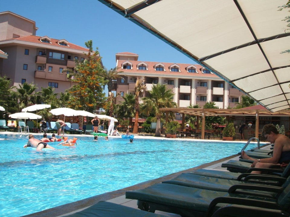 Blick zur Poolbar, eine von zwei Hane Family Resort