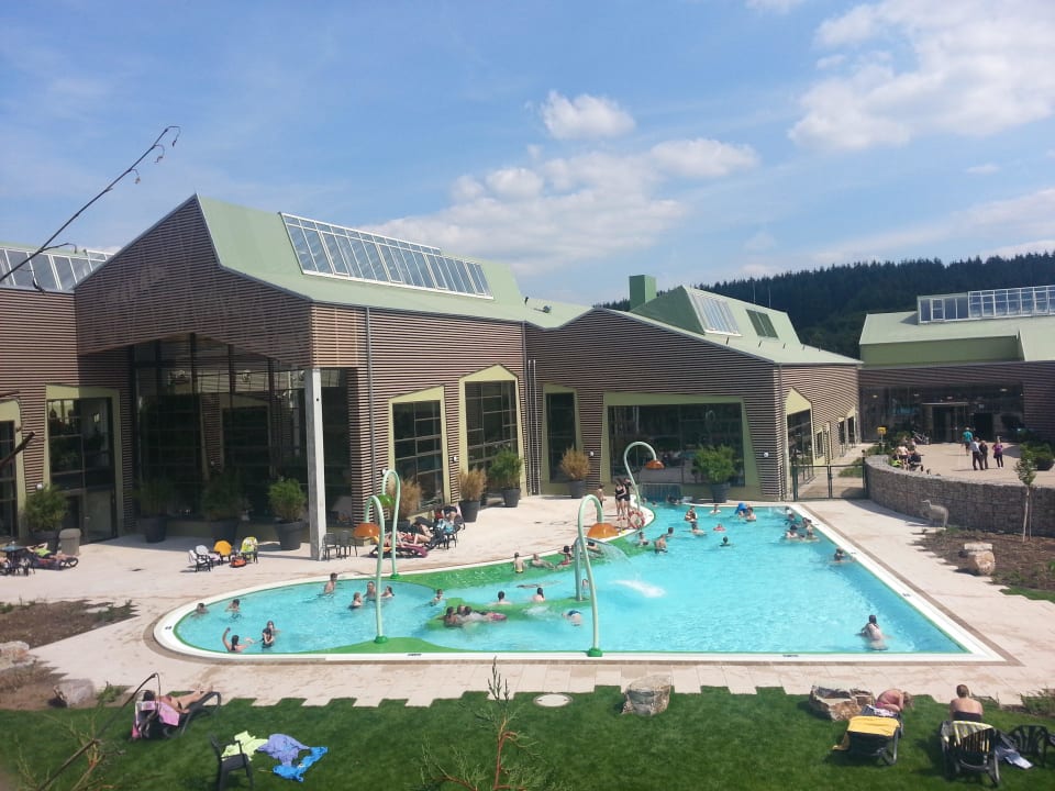 Außenbecken mit Sprudelbänke Center Parcs Park Bostalsee