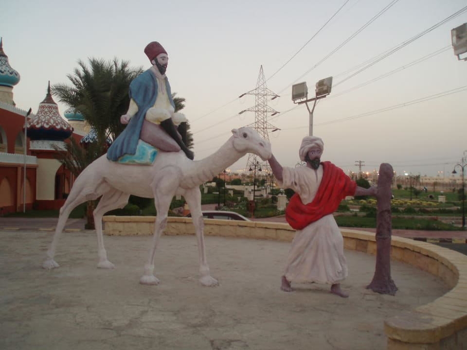 Am Hoteleingang Pickalbatros Alf Leila Wa Leila Resort - Neverland Hurghada