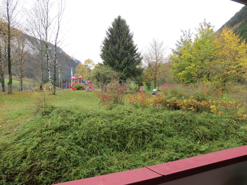 Blick auf den Spielplatz vom Zimmer Familotel Bavaria