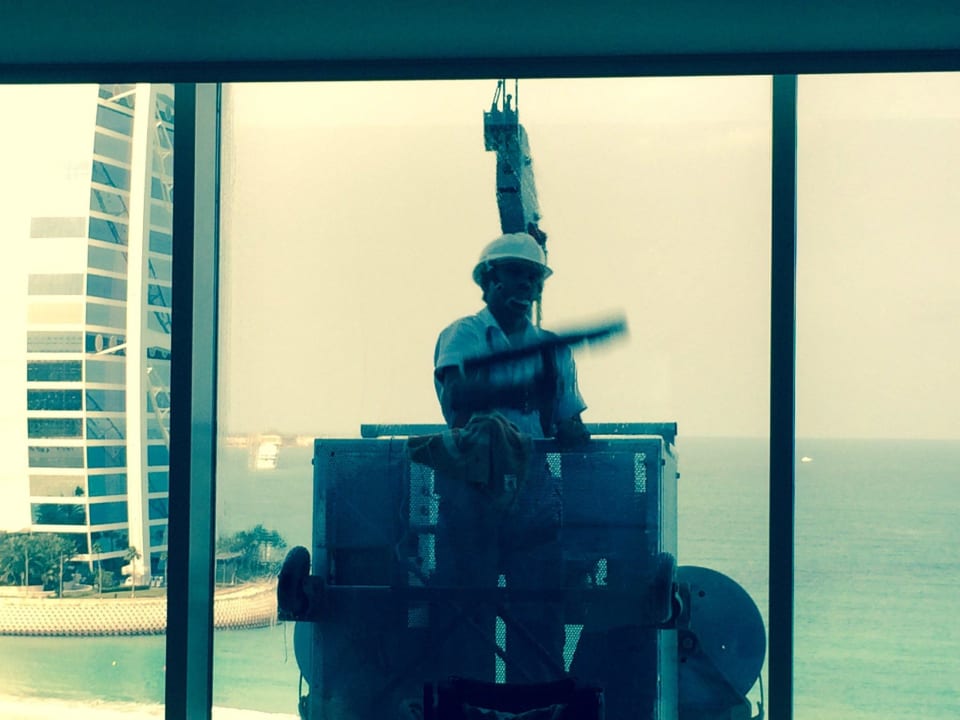 Limpieza frecuente de los ventanales Jumeirah Beach Hotel