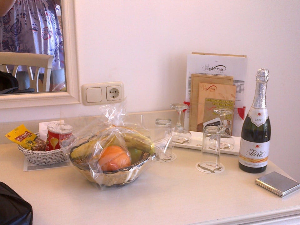 Zur Begrüßung! Helena Sands