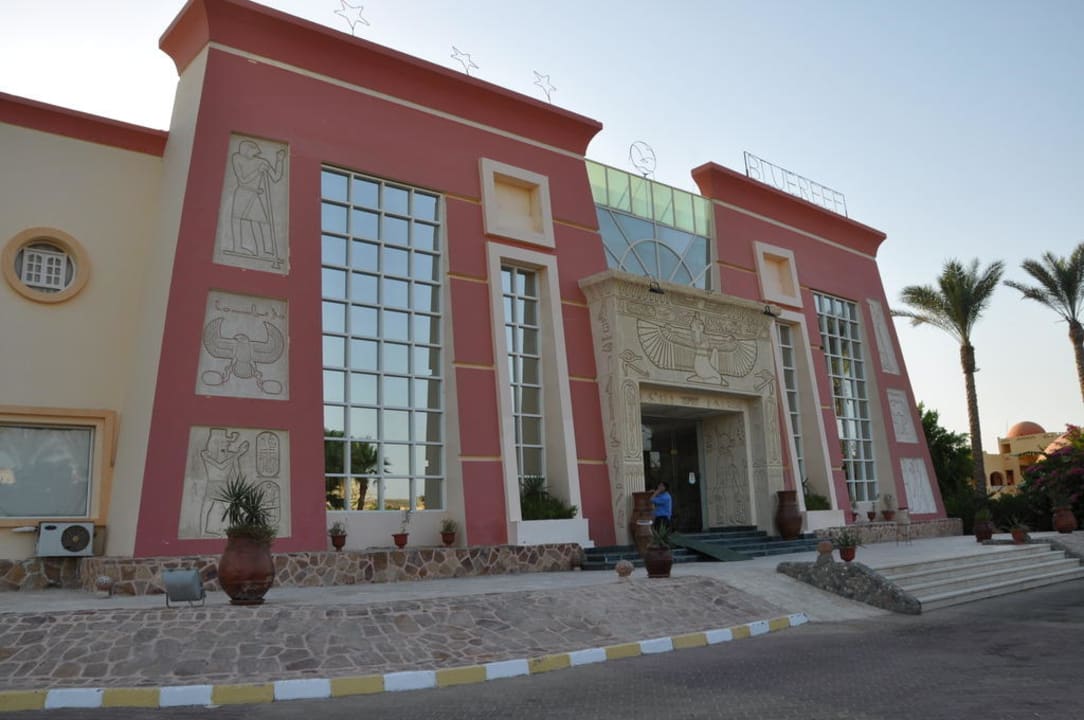 Wejście hotelu Blue Reef Red Sea Resort