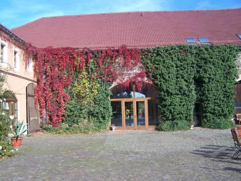 Innenhof und großer Seminarraum Landhotel Gut Frohberg