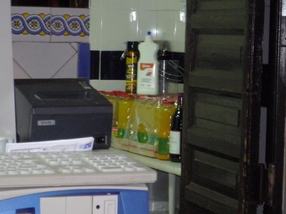 Matacucarachas y comida juntos Playadulce Hotel