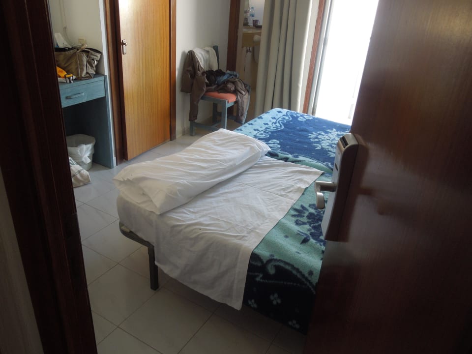 Zimmertür, Bett Hotel Bella Mar