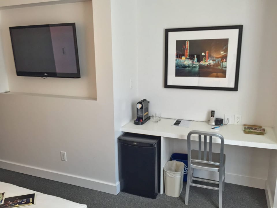 Tisch mit Nespresso und Kühlschrank Motel The Burrard Inn