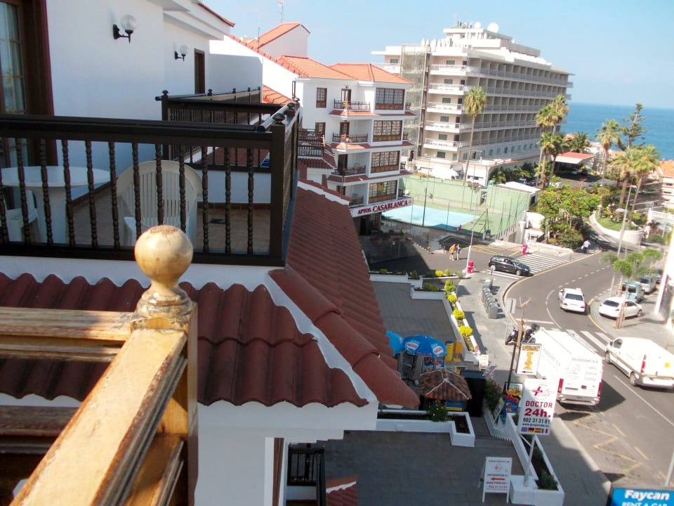 Blick vom Balkon auf die Straße Calz Martianez  Apartamentos Casablanca