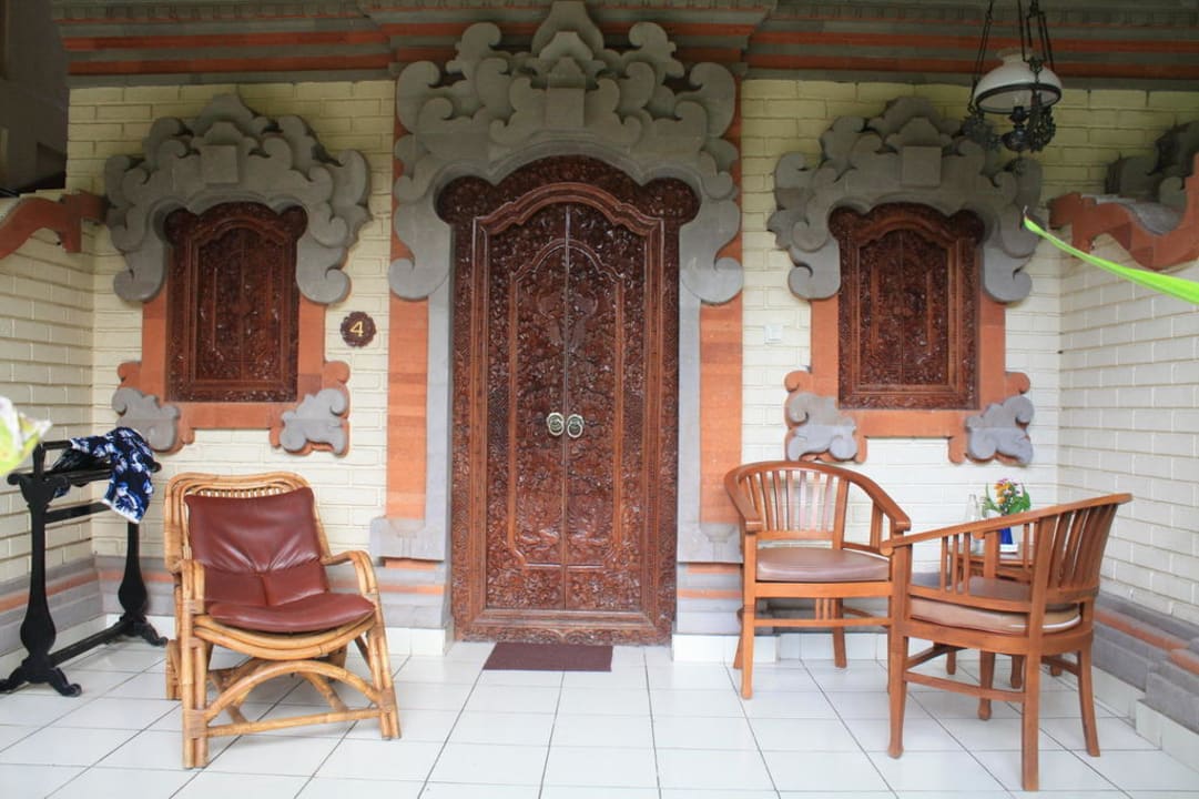 Eingang und Terrasse vom Standardzimmer Villa Shanti Beach