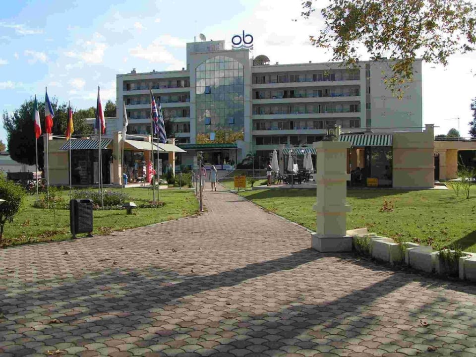 Hotelanlage Olympian Bay Straßenseite Olympian Bay Grand Resort