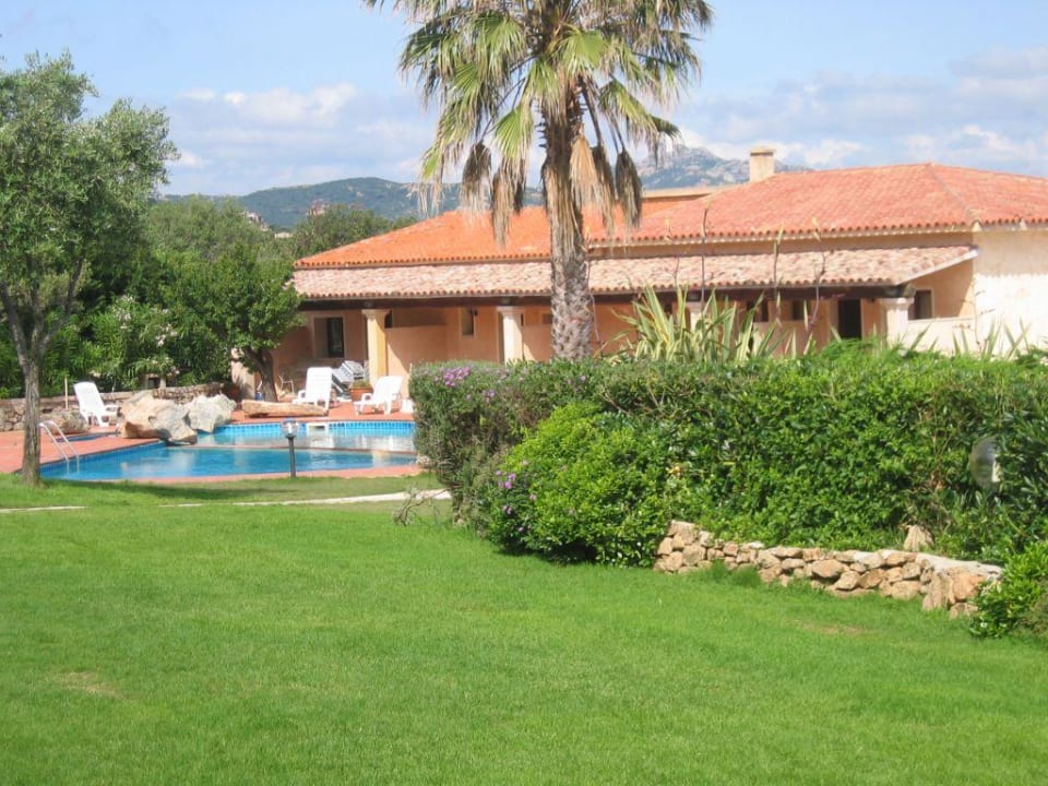 Pool mit einem Nebengebäude Hotel Pulicinu