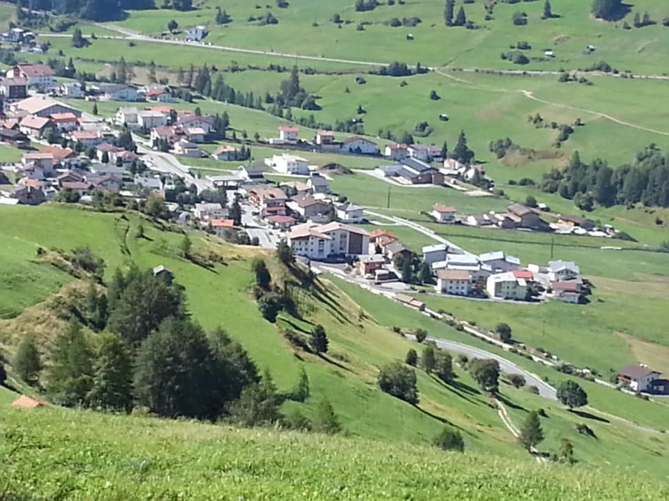 Blick auf das Hotel (mittig) Hotel Edelweiss