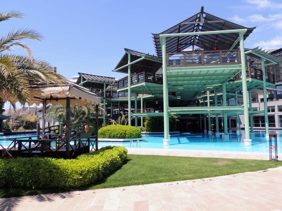 Blick auf den Außenbereich des Restaurants Limak Lara Deluxe Hotel & Resort