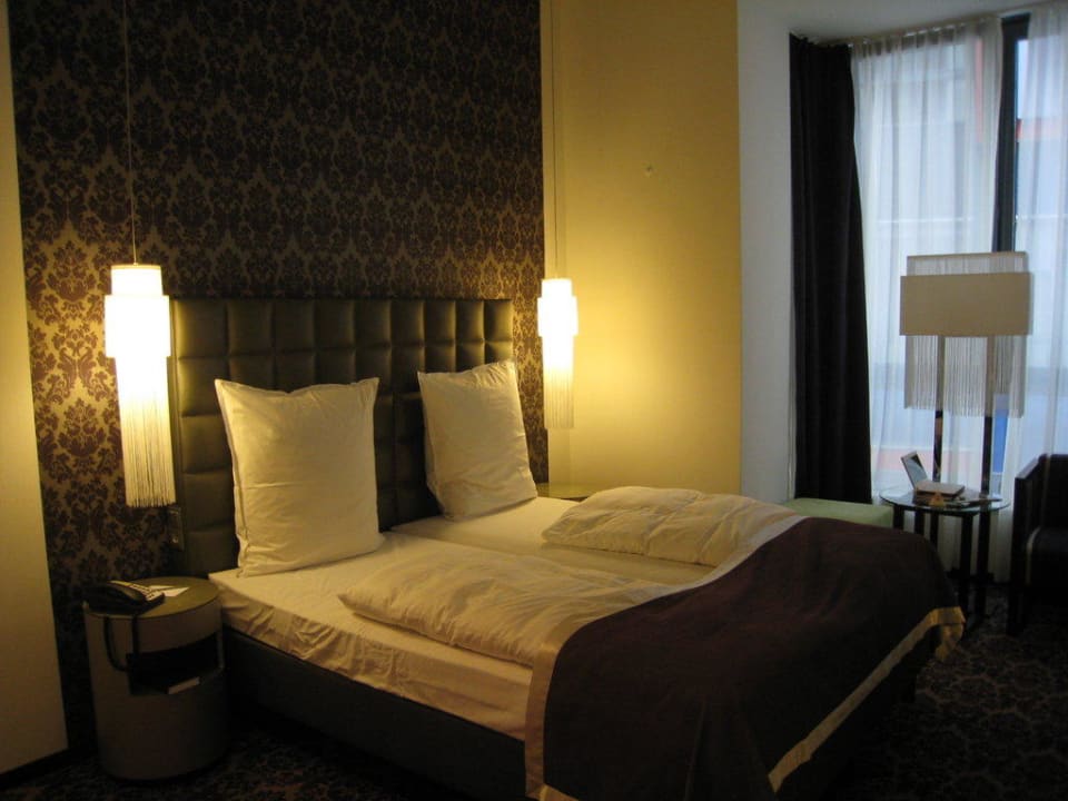 Unser Bett im Zimmer 304 Steigenberger Hotel Herrenhof