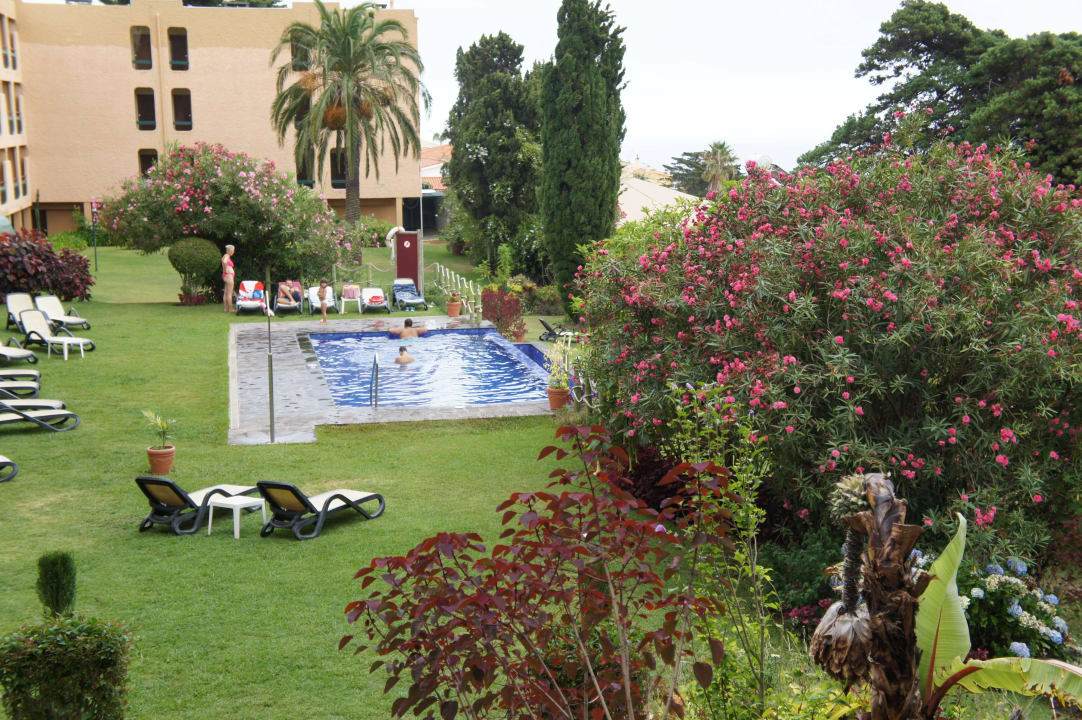 Kleiner Pool mit Liegen Hotel Dom Pedro Garajau