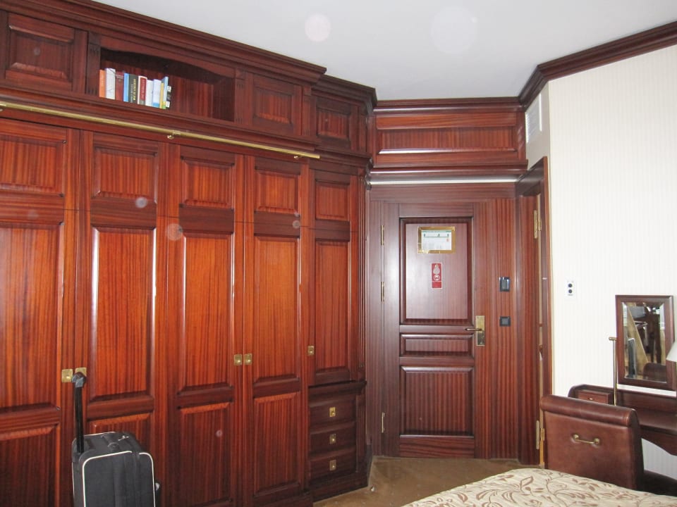 Große Schrankwand Hotel Yachthafenresidenz Hohe Düne
