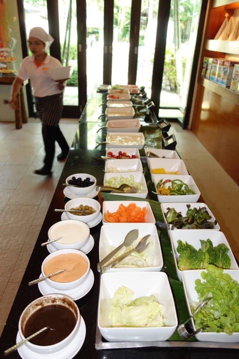 Reichhaltiges Frühstück La Flora Khao Lak