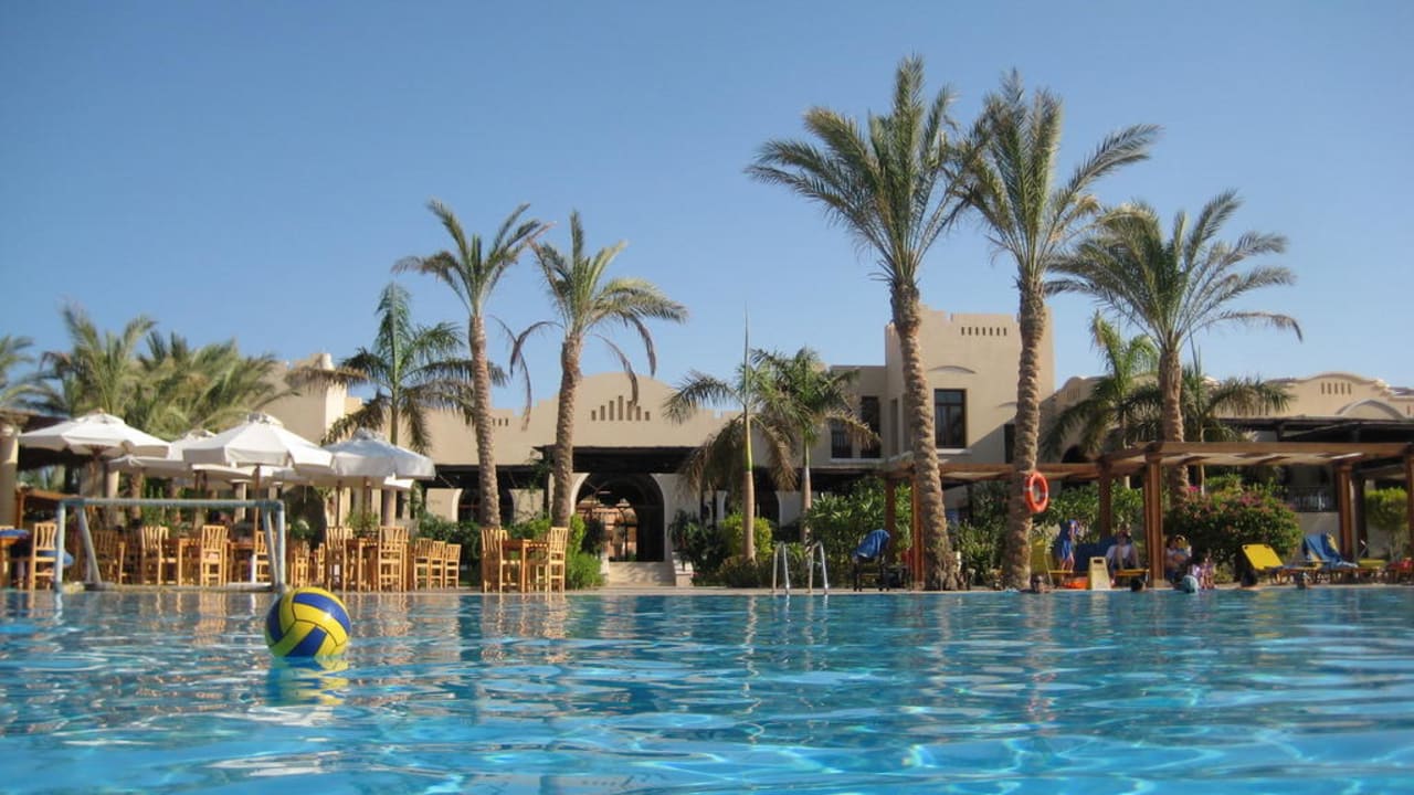 Pool mit Ausblick in die Lobby Hotel JAZ Makadi Star & Spa