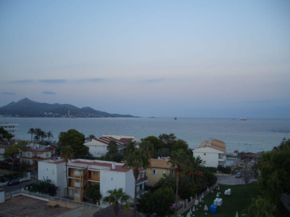 Blick vom Hoteldach auf den Strand. allsun Hotel Eden Alcudia