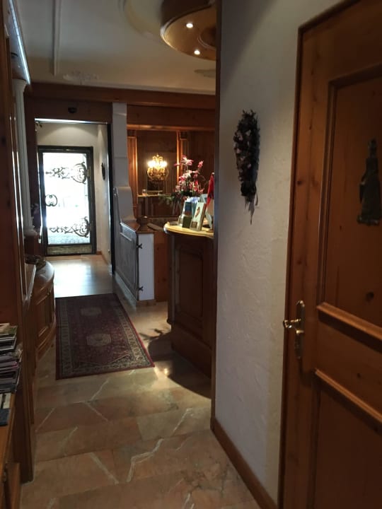 Blick vom Treppenhaus zum Eingang  Alpenhotel Pfaffenwinkel