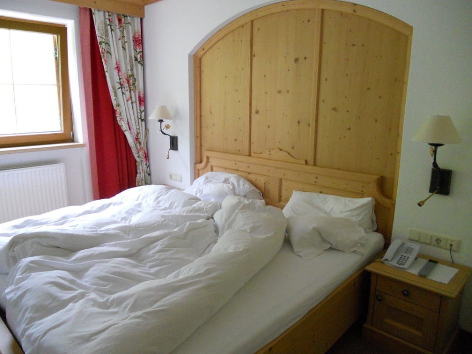 Schlafzimmer in der Suite Feuerlilie Hotel Alpenhof