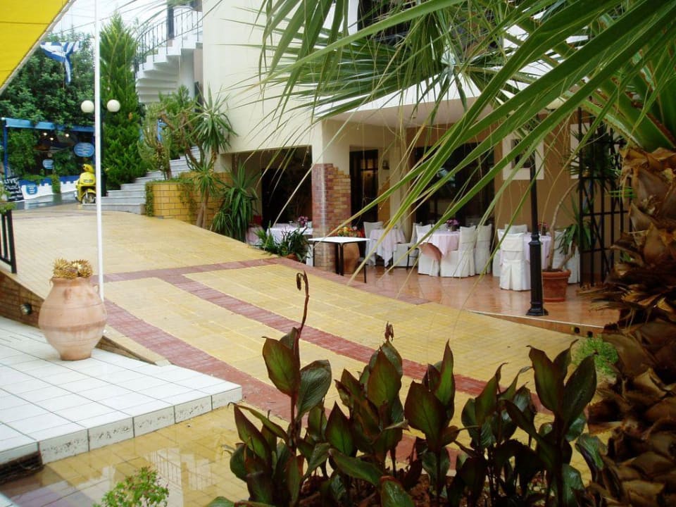 Speiseraum und Zufahrt zum Hotel Nami Hotel & Suites