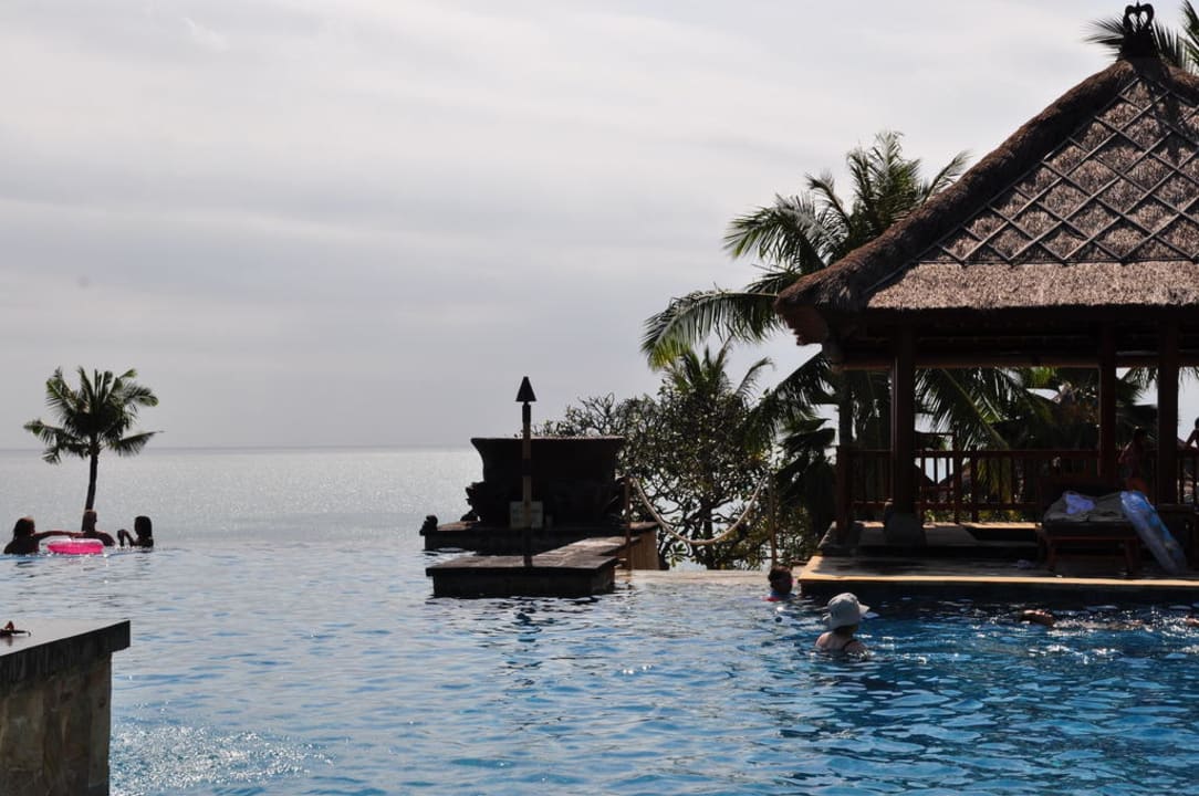 Der Pool mit Blick zum Meer AYANA Resort Bali