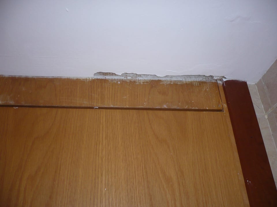 Defekte Decke im Herren - WC Hotel Zafiro Alzinar Mar
