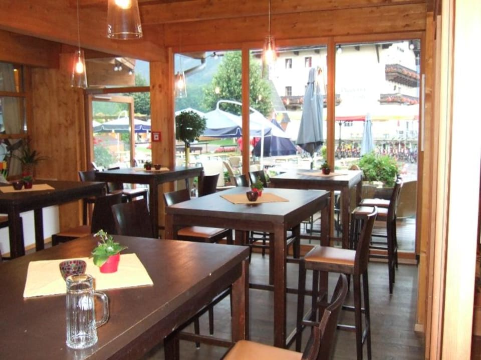 Hochtische neben Restauranteingang Gut Wenghof - Family Resort