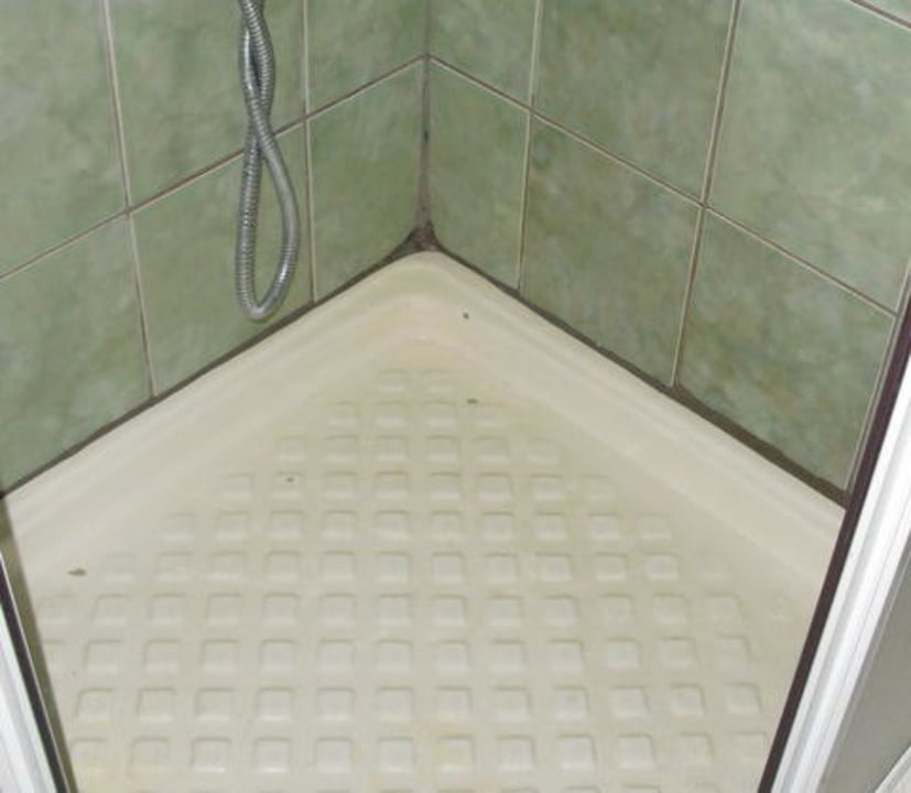 Dusche im Nebengebäude Club Turtas Beach Hotel