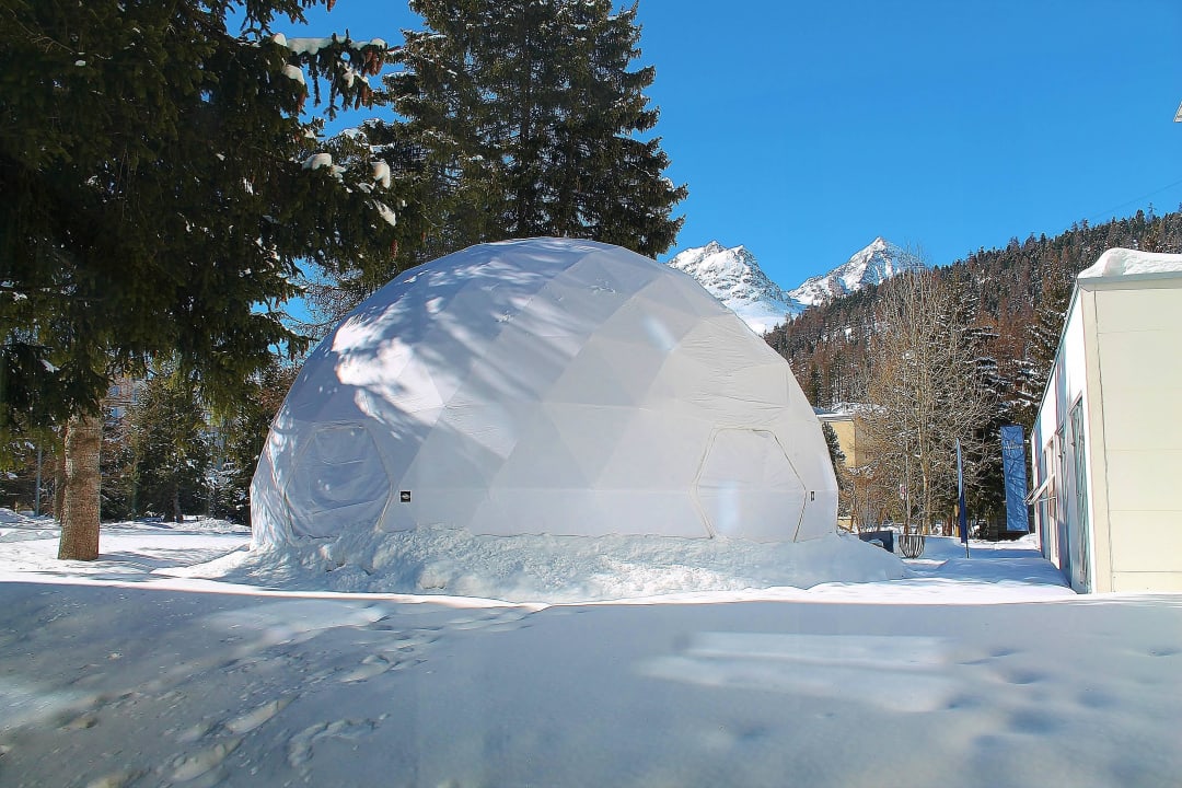 Iglubar draußen neben der Stüva Hotel Laudinella