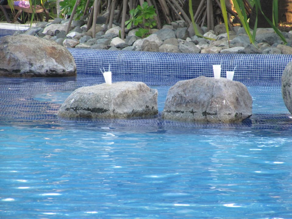 Reste von Poolpartys morgens um 8:30 Paradisus Punta Cana Resort (Im Umbau/Renovierung)