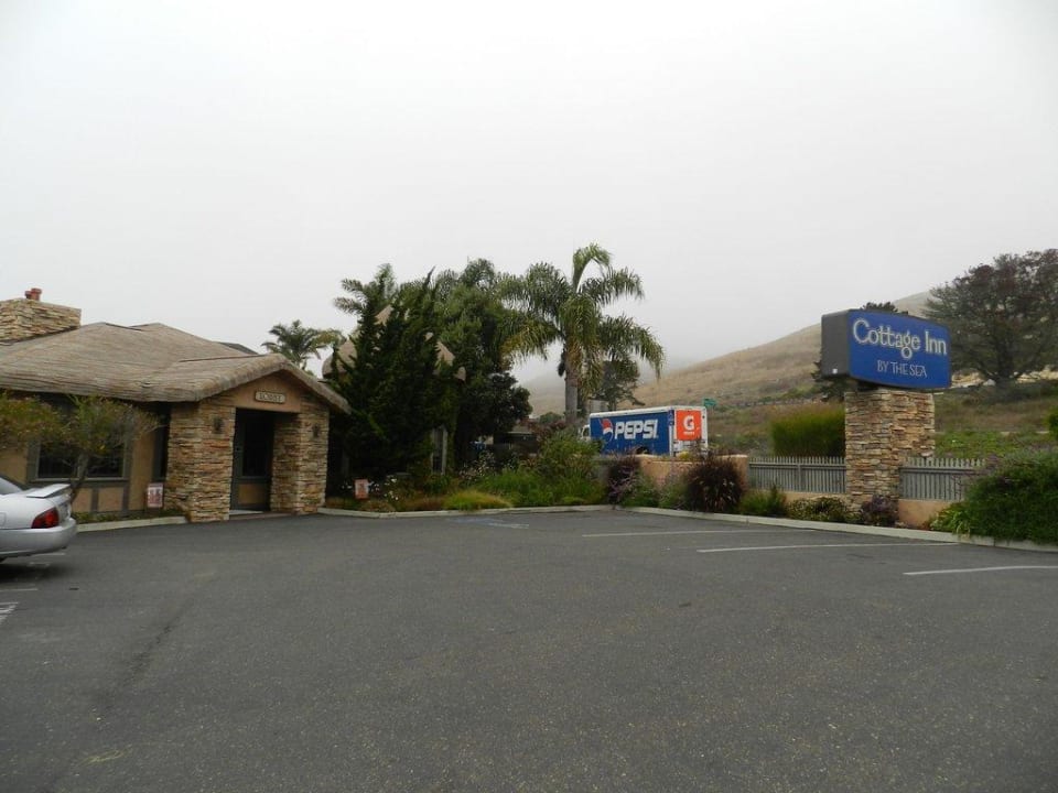 Eingang Hotel Cottage Inn By the Sea