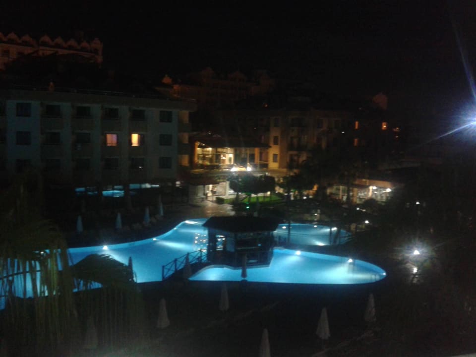 Poolanblick am Abend Grand Seker Hotel