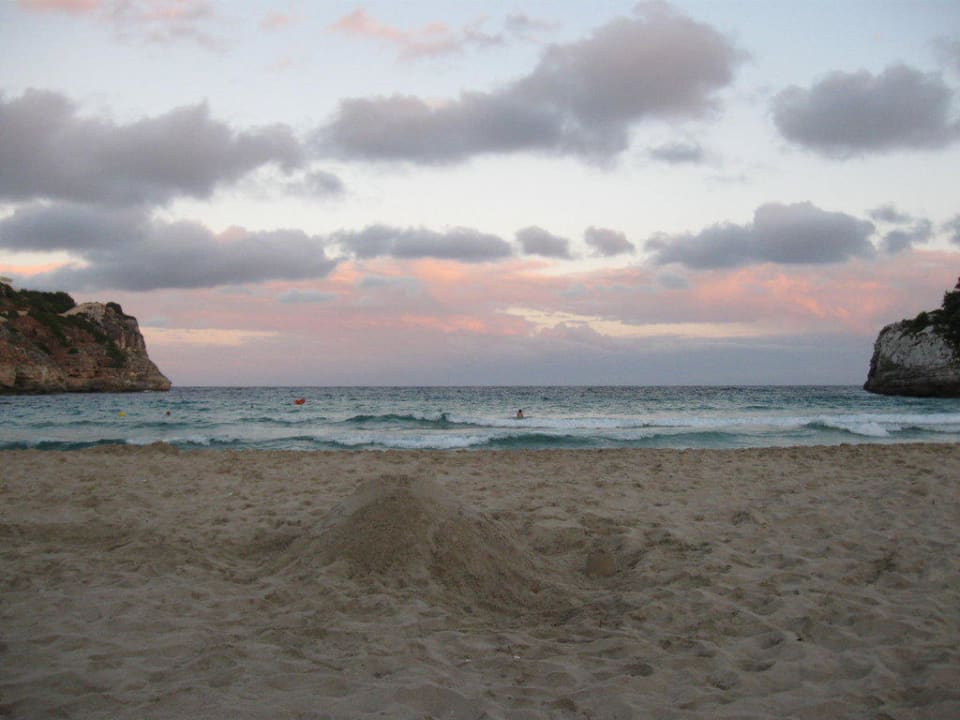 Sonnenuntergang über der Cala Romantika blau punta reina