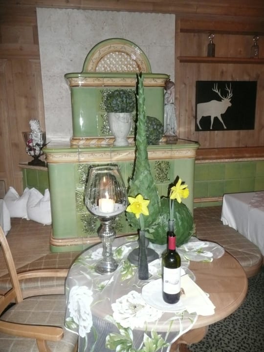 Kachelofen im Speisesaal Das Karwendel - Ihr Wellness Zuhause am Achensee